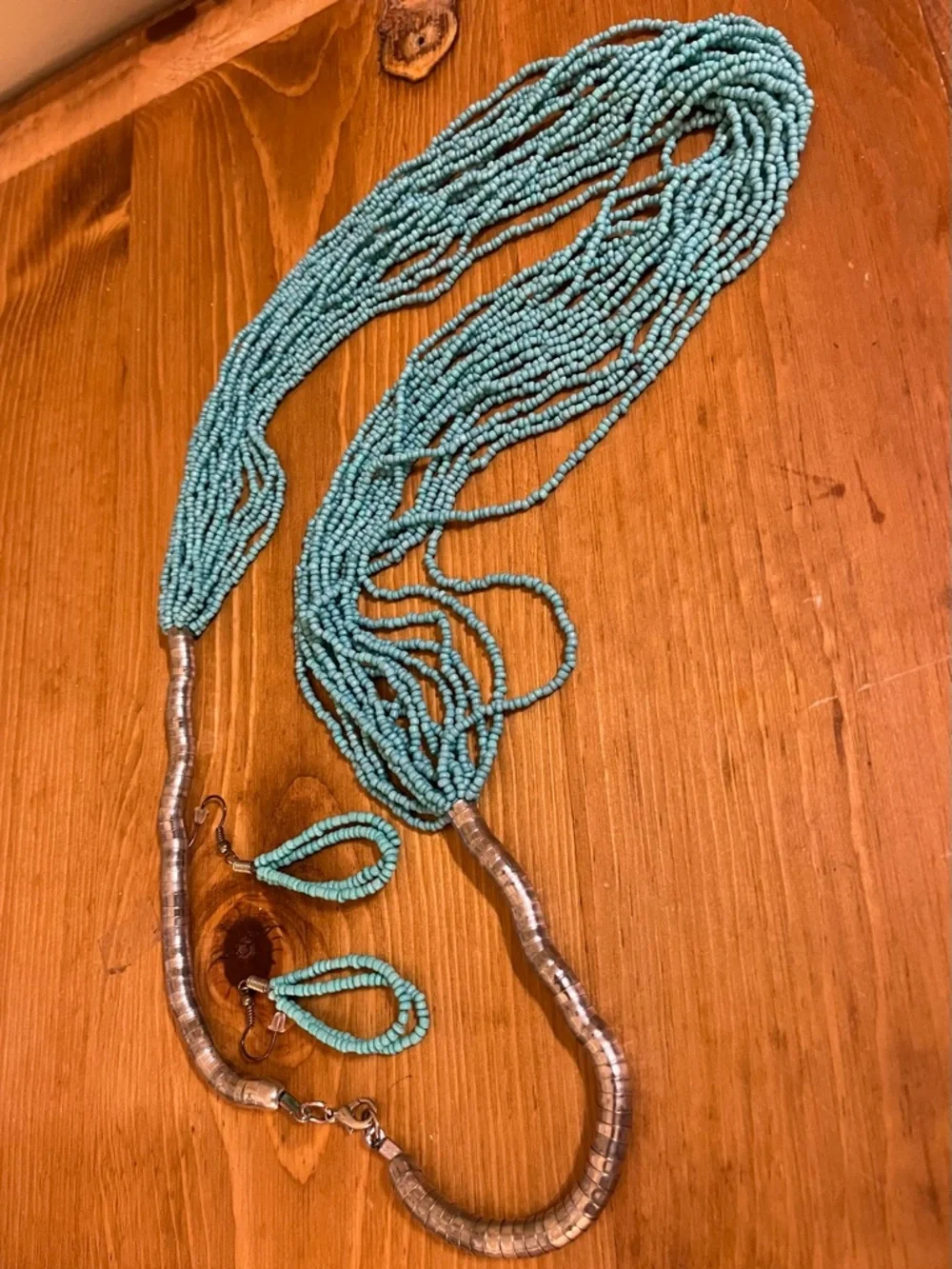 Vtg turquoise like bead and silver tone chunky necklace, bracelets, & earrings - Picture 4 of 9